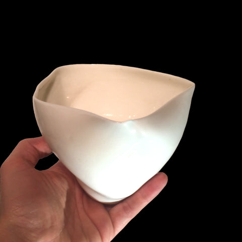 Petit bol blanc translucide de forme organique