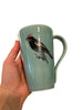 tasse en porcelaine bleu avec oiseau
