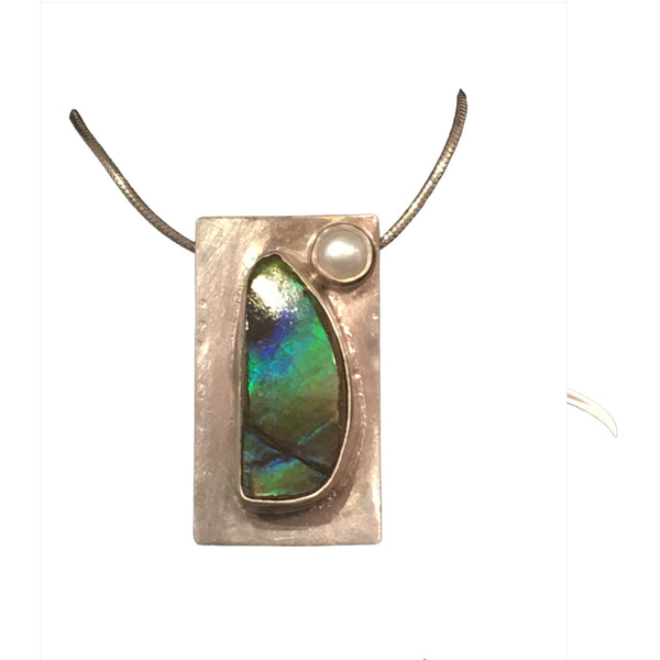 PENDENTIF AMMOLITE VERT BLEUTÉ CHATOYANT ET PERLE